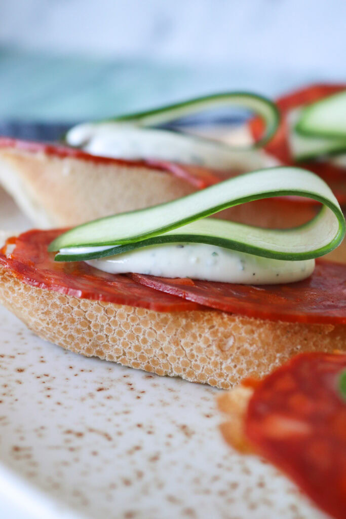 Lækre Brødsnacks Med Chorizo, Fetacreme Og Agurk