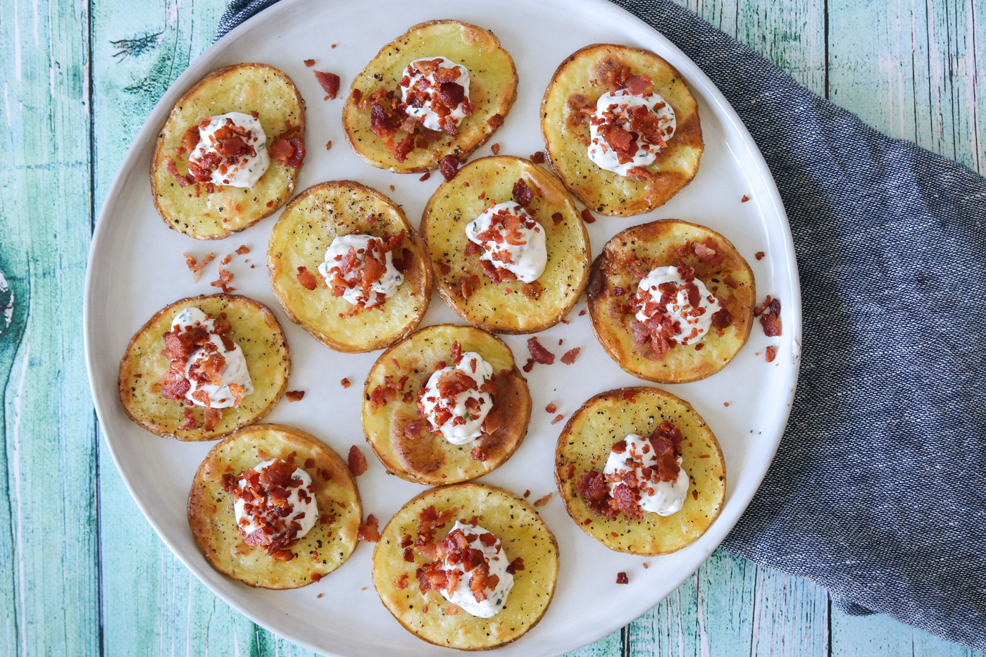 Bagte Kartoffelskiver Med Fetacreme Og Bacon