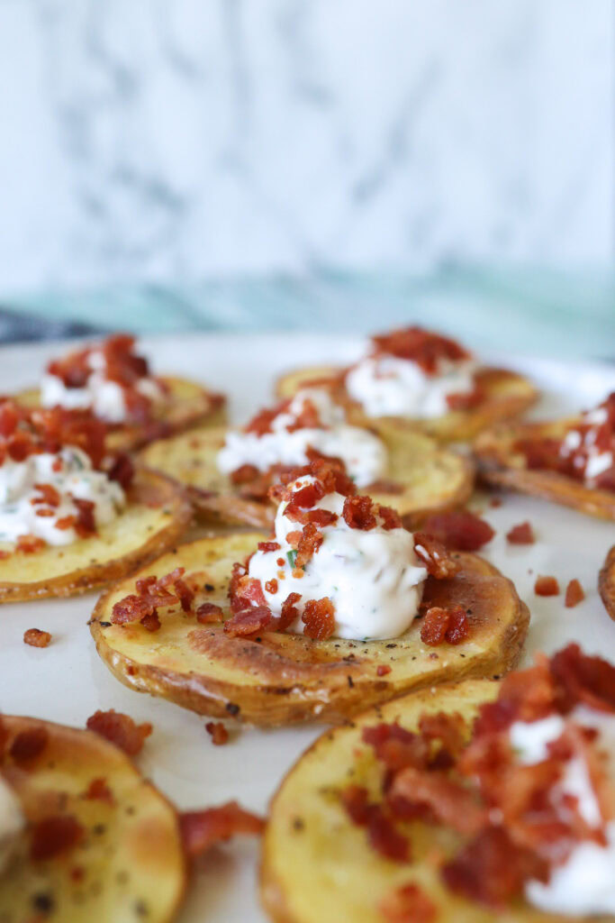 Bagte Kartoffelskiver Med Fetacreme Og Bacon - En Lækker Snack