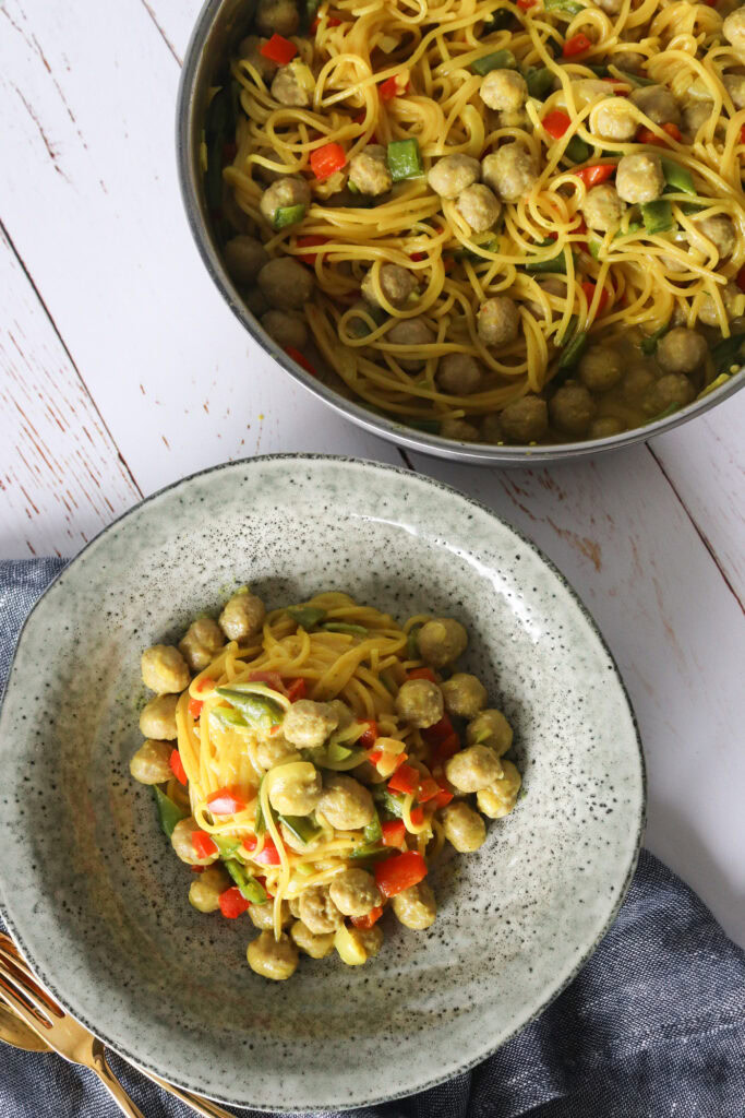 One Pot Pasta Med Karry, Grøntsager Og Kødboller