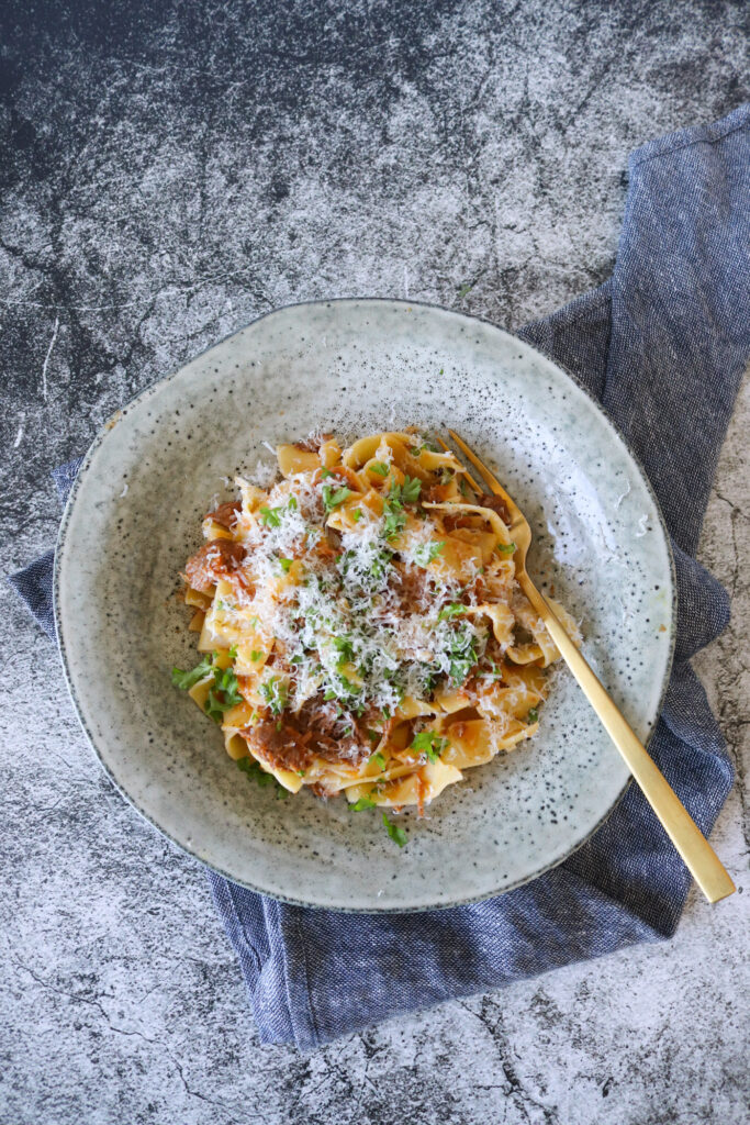 Braiserede Svinekæber I Pasta - Opskrift På Braiserede Svinekæber