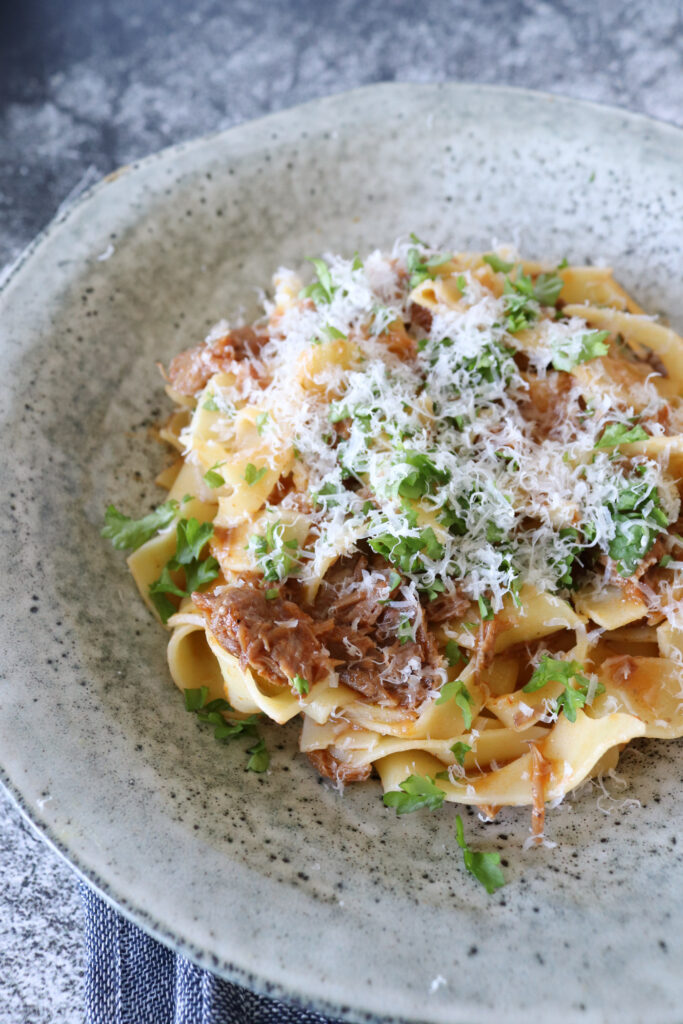 Braiserede Svinekæber I Pasta - Opskrift På Braiserede Svinekæber