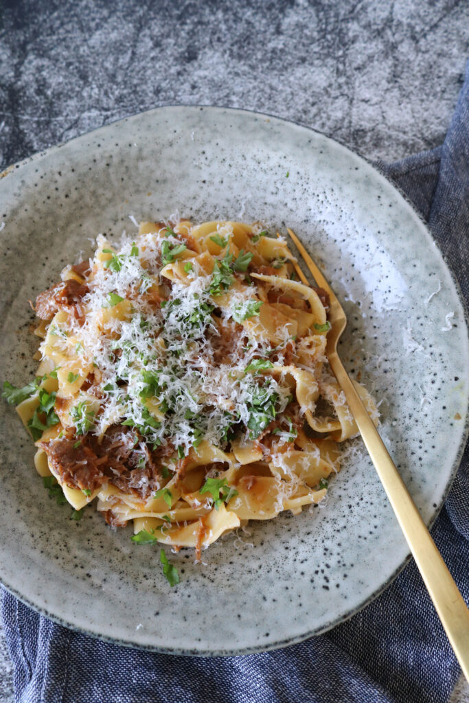 Braiserede Svinekæber I Pasta - Opskrift På Braiserede Svinekæber