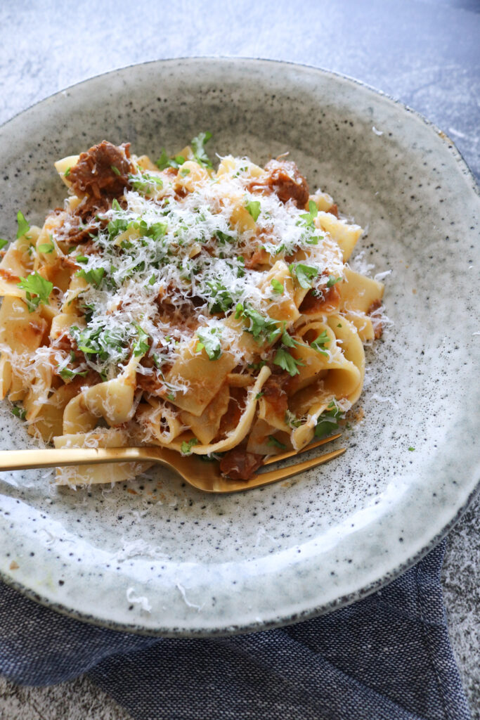 Braiserede Svinekæber I Pasta - Opskrift På Braiserede Svinekæber