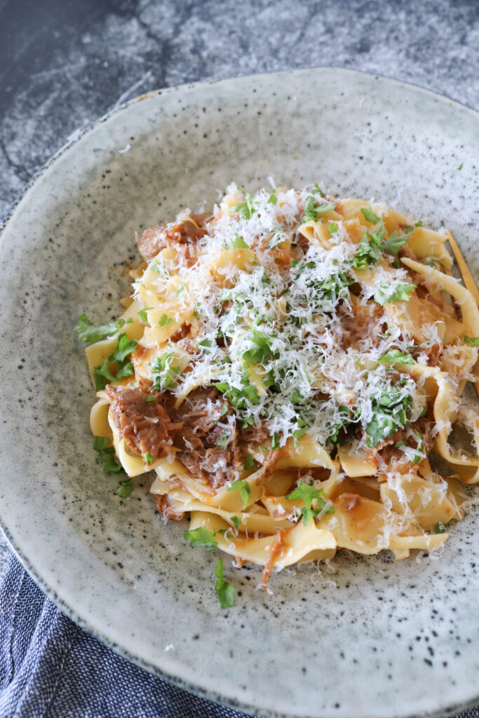 Braiserede Svinekæber I Pasta - Opskrift På Braiserede Svinekæber