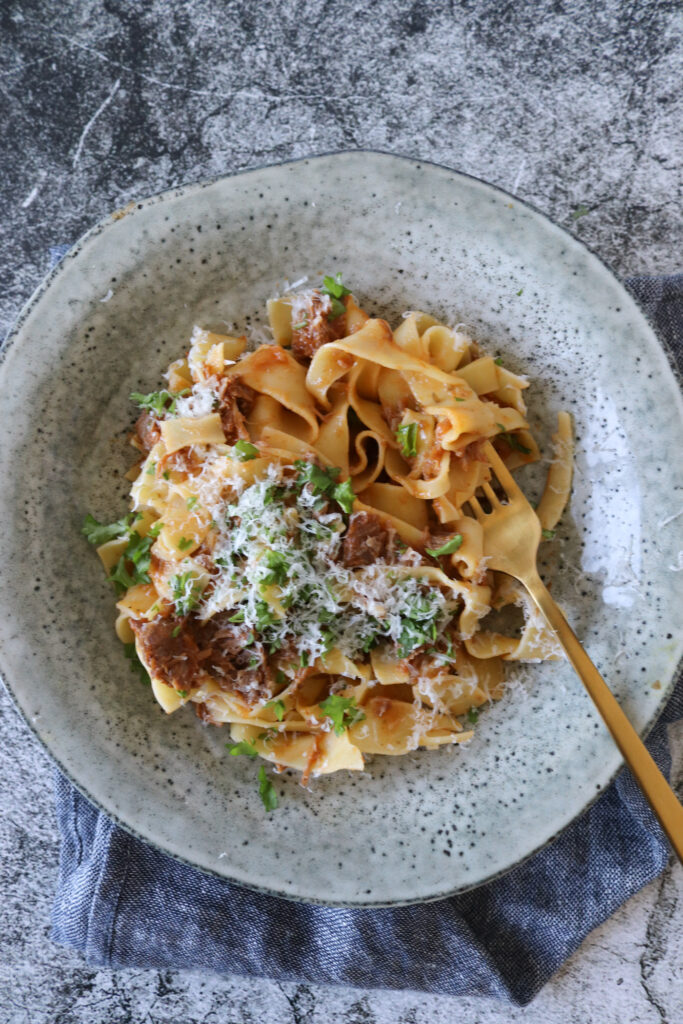 Braiserede Svinekæber I Pasta - Opskrift På Braiserede Svinekæber