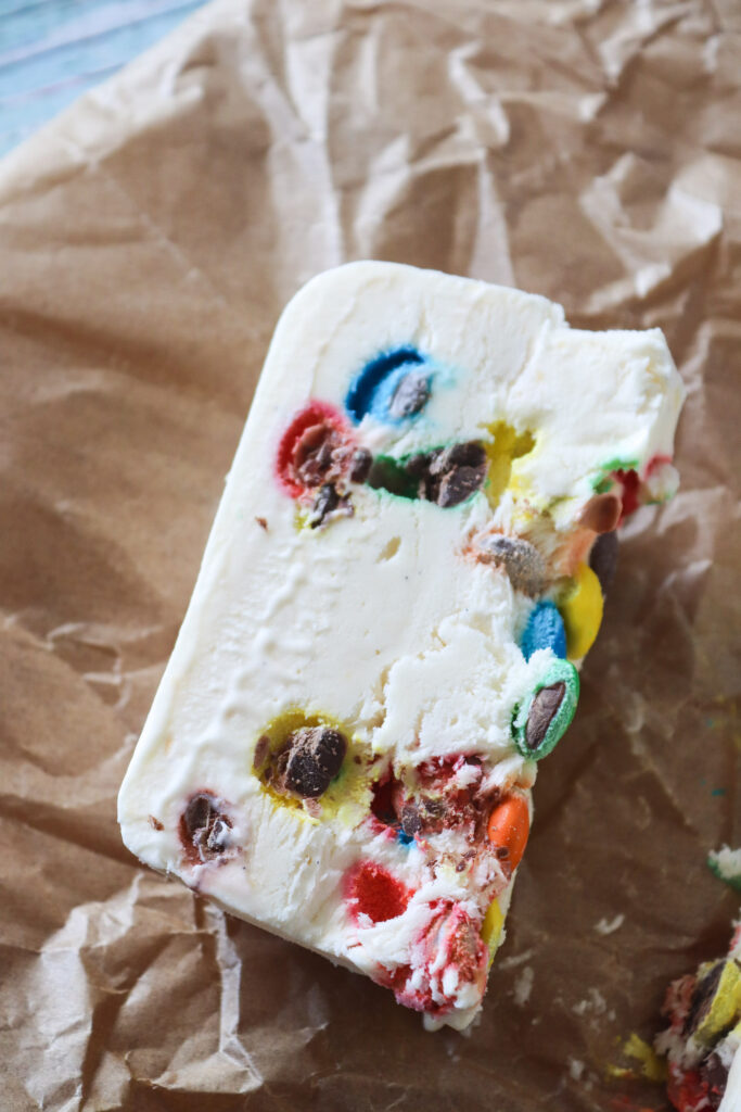 Hjemmelavet Is Med M&M's - Is Uden Ismaskine - Parfait Med M&M's