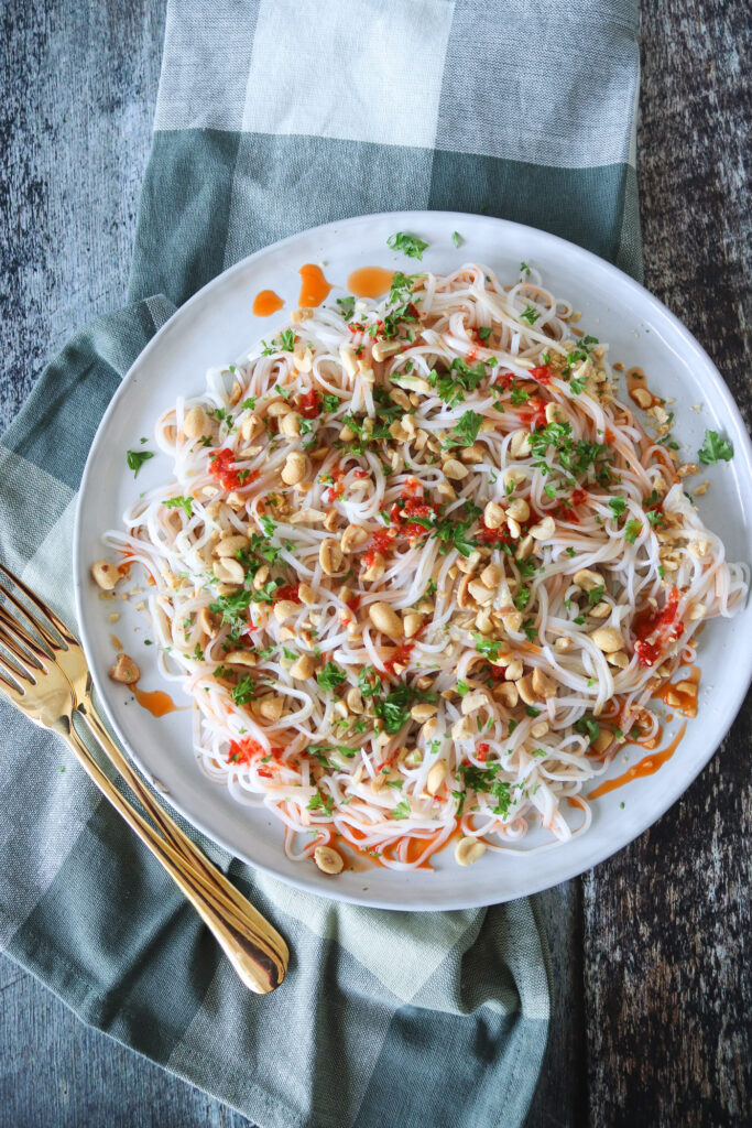 Lækker Nudelret Med Risnudler, Peanuts, Soya og Hjemmelavet Chiliolie