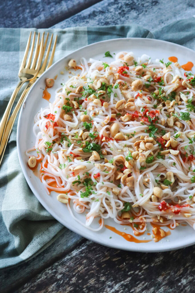 Lækker Nudelret Med Risnudler, Peanuts, Soya og Hjemmelavet Chiliolie