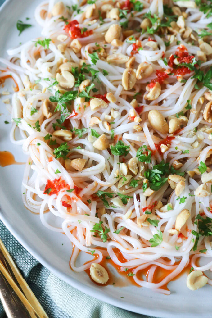 Lækker Nudelret Med Risnudler, Peanuts, Soya og Hjemmelavet Chiliolie