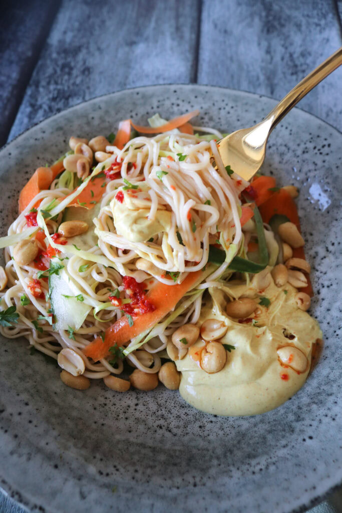 Frisk Og Lækker Nudelsalat Med En Dressing Af Peanutbutter Og Karry