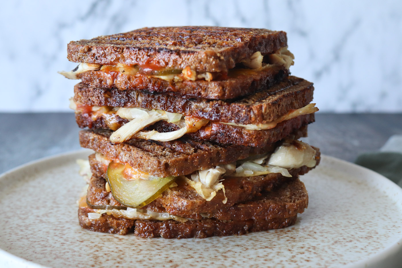 Rugbrødstoast Med Pulled Kylling