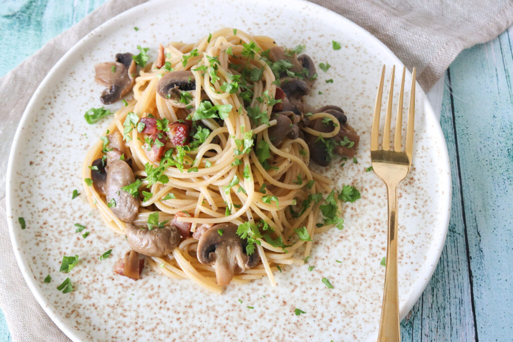 Spaghetti Med Røget Bacon, Smør Og Champignon - Nem Aftensmad