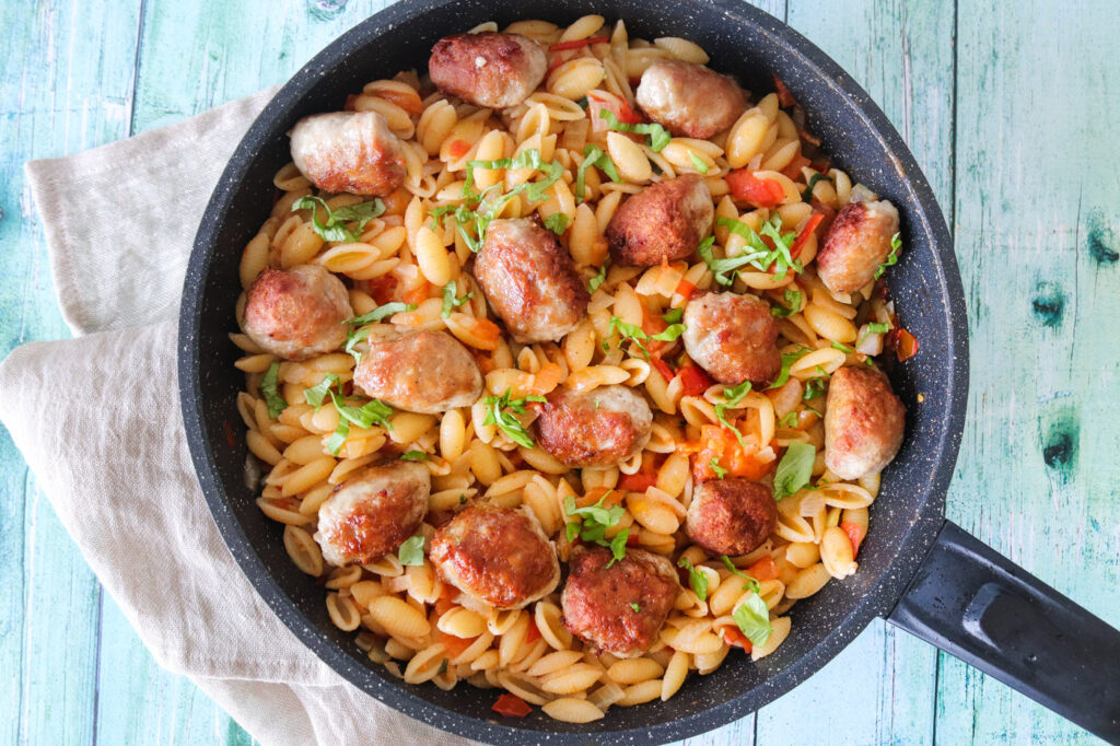 Skøn Pastaret Med Tomat Og De Nemmeste Frikadeller - Nem Aftensmad