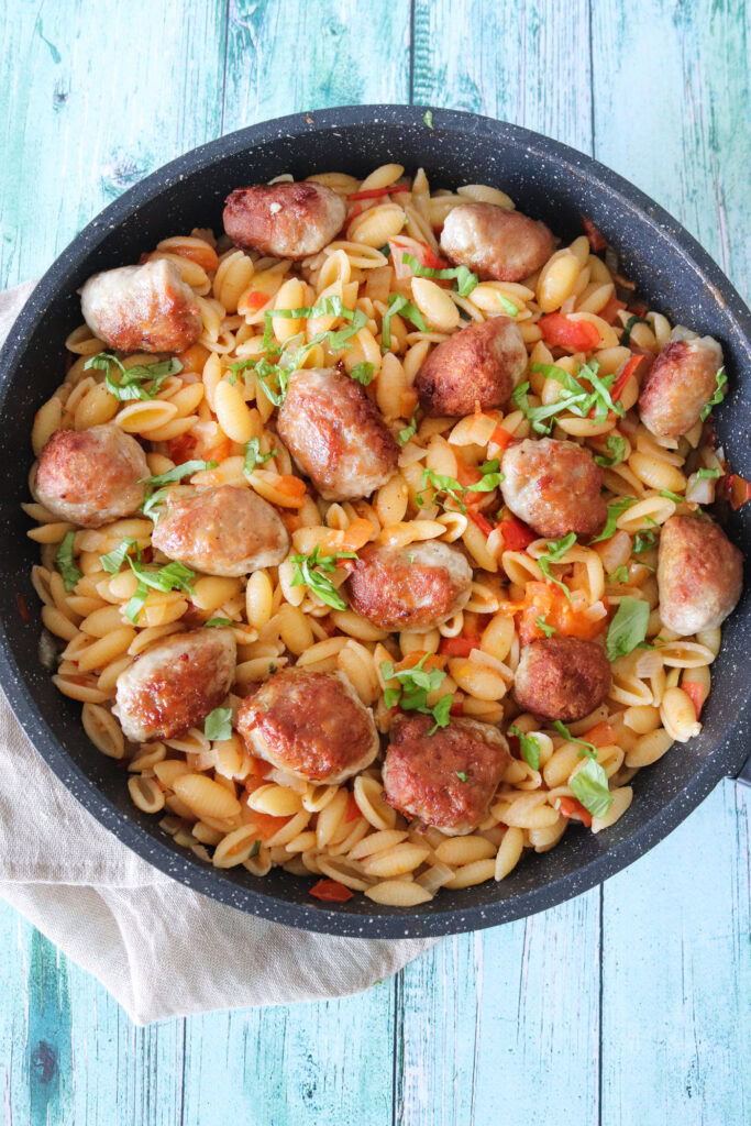 Skøn Pastaret Med Tomat Og De Nemmeste Frikadeller - Nem Aftensmad