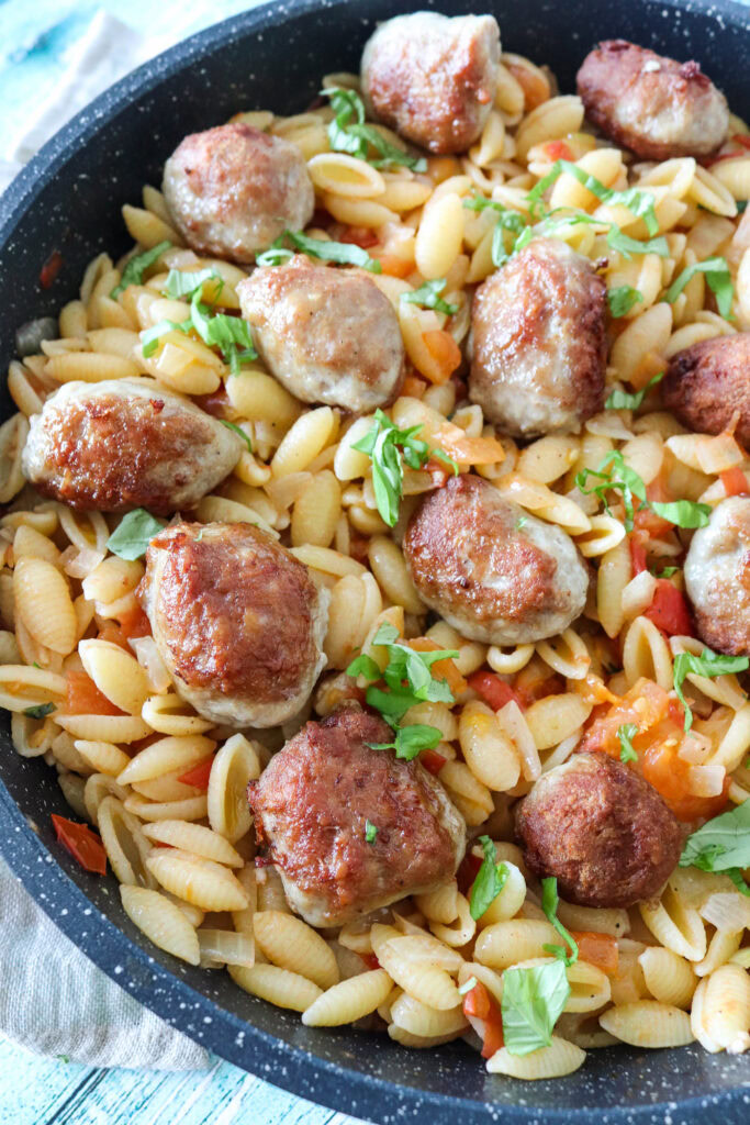 Skøn Pastaret Med Tomat Og De Nemmeste Frikadeller - Nem Aftensmad
