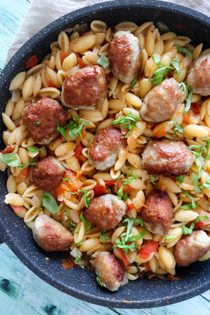 Skøn Pastaret Med Tomat Og De Nemmeste Frikadeller - Nem Aftensmad