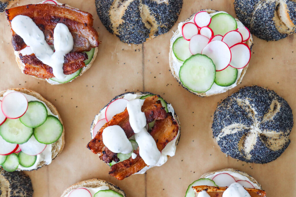 Stegt Flæsk Sandwiches Med Dilddressing Og Flødeost