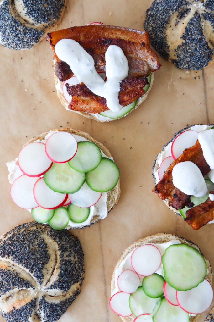 Stegt Flæsk Sandwiches Med Dilddressing Og Flødeost