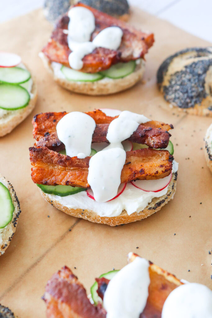 Stegt Flæsk Sandwiches Med Dilddressing Og Flødeost