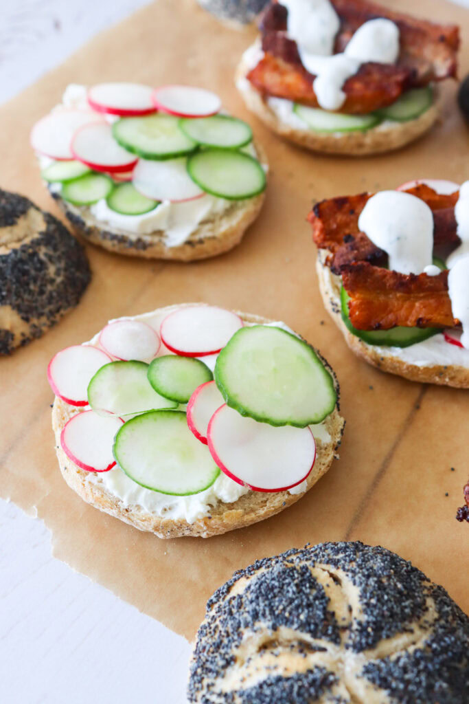 Stegt Flæsk Sandwiches Med Dilddressing Og Flødeost