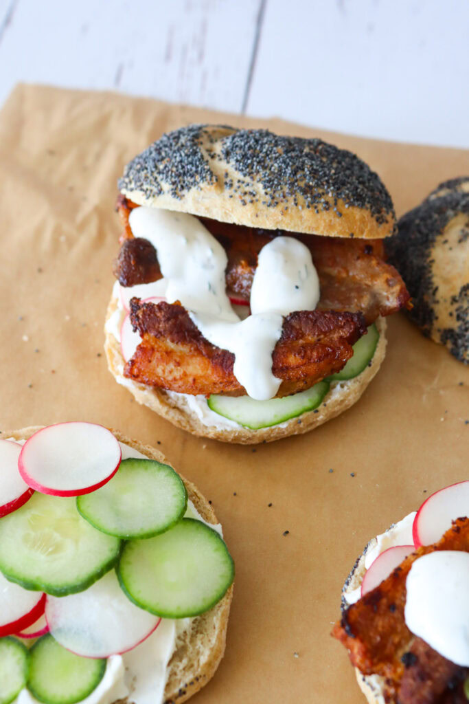 Stegt Flæsk Sandwiches Med Dilddressing Og Flødeost
