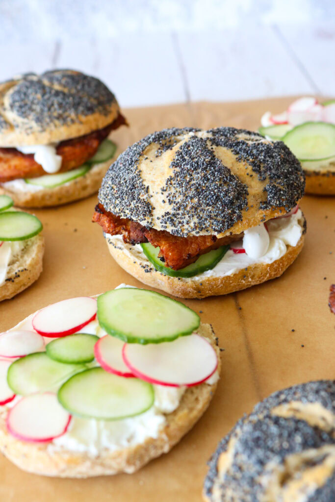 Stegt Flæsk Sandwiches Med Dilddressing Og Flødeost