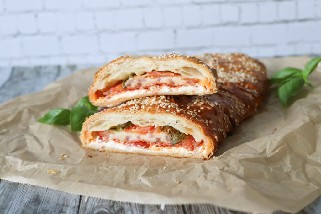 Sprød Butterdejsstang Med Chorizo, Tomat Og 3 Slags Ost