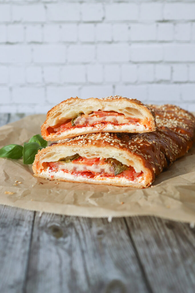 Sprød Butterdejsstang Med Chorizo, Tomat Og 3 Slags Ost