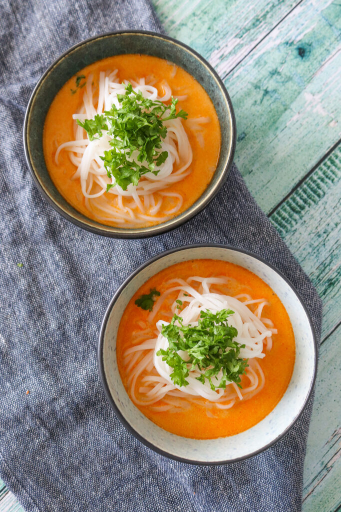 Nem Suppe Med Risnudler, Rødkarry Og Kokosmælk - Nem Aftensmad