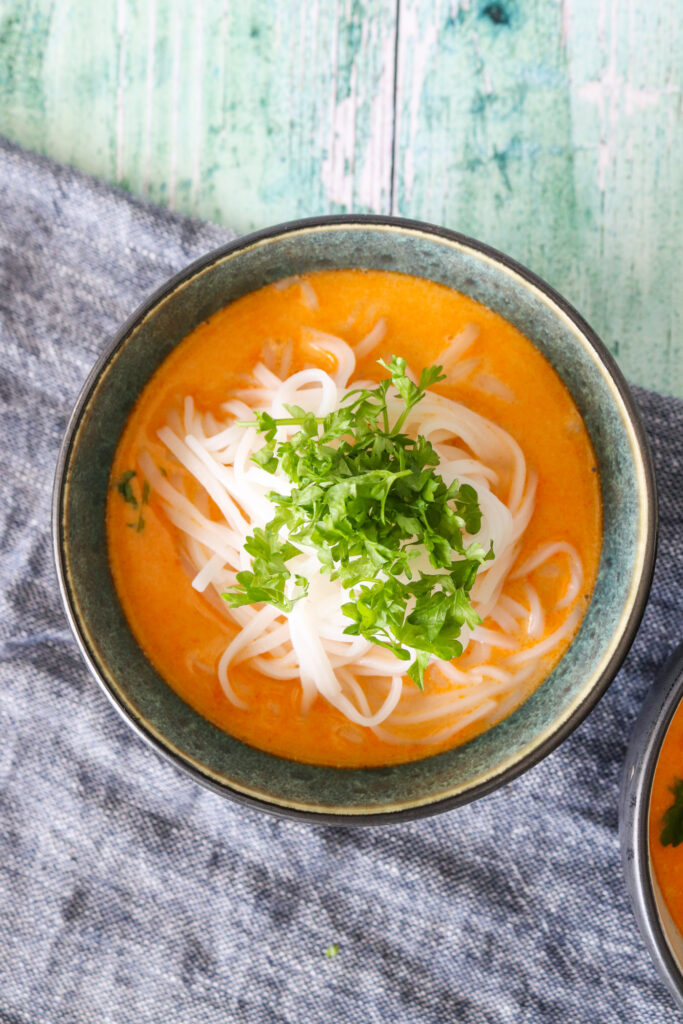 Nem Suppe Med Risnudler, Rødkarry Og Kokosmælk - Nem Aftensmad