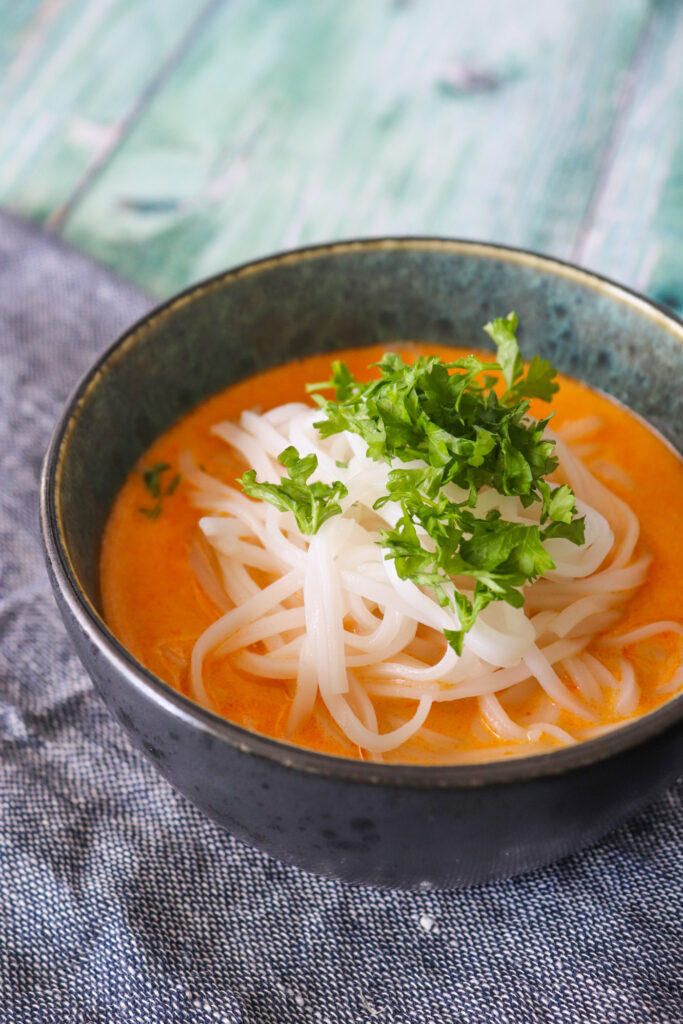 Nem Suppe Med Risnudler, Rødkarry Og Kokosmælk - Nem Aftensmad