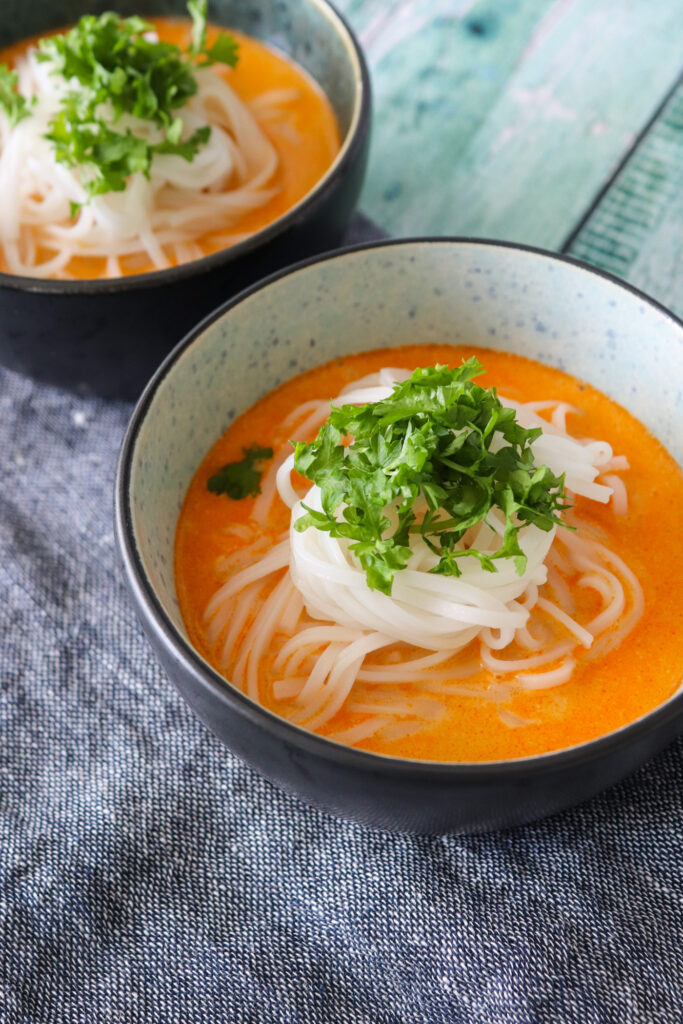 Nem Suppe Med Risnudler, Rødkarry Og Kokosmælk - Nem Aftensmad