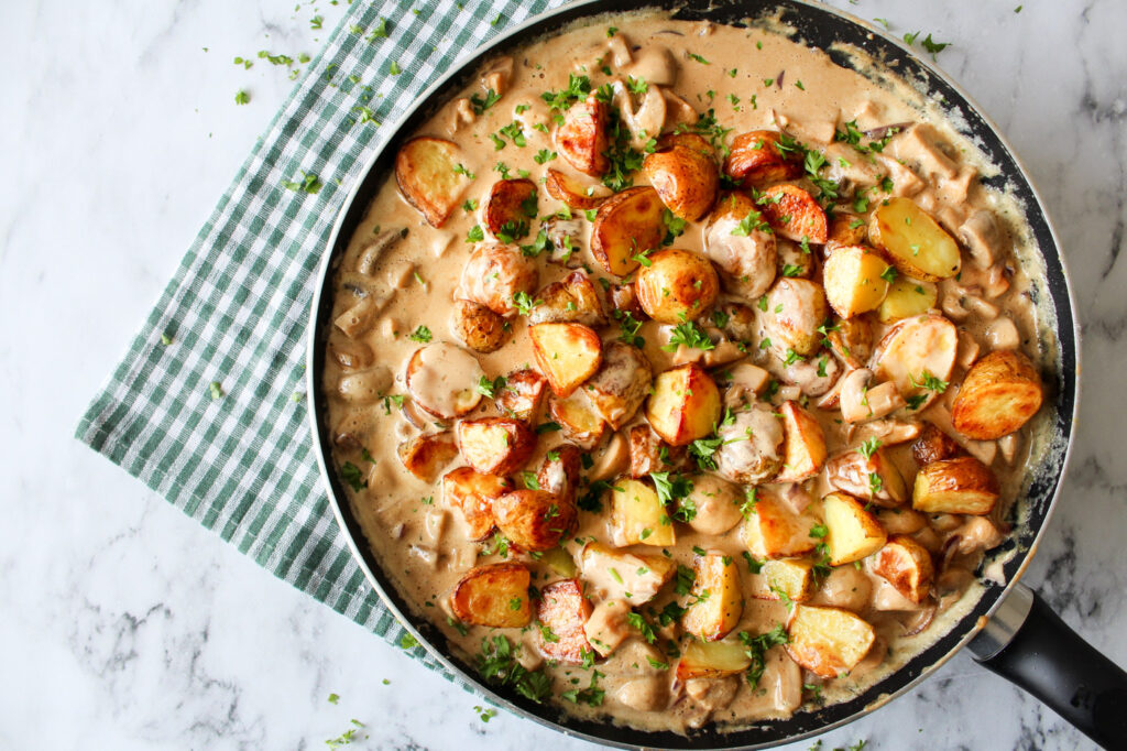 Ovnbagte Kartofler Og Kylling I Champignonsauce