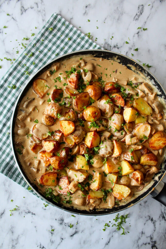 Ovnbagte Kartofler Og Kylling I En Champignonsauce