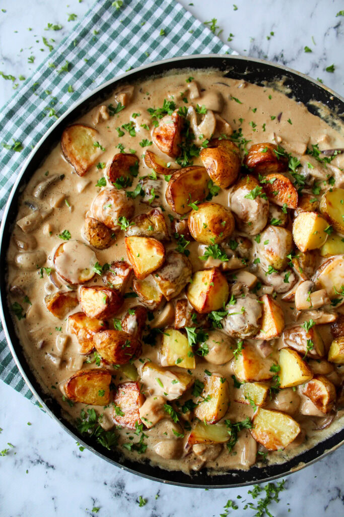 Ovnbagte Kartofler Og Kylling I En Champignonsauce