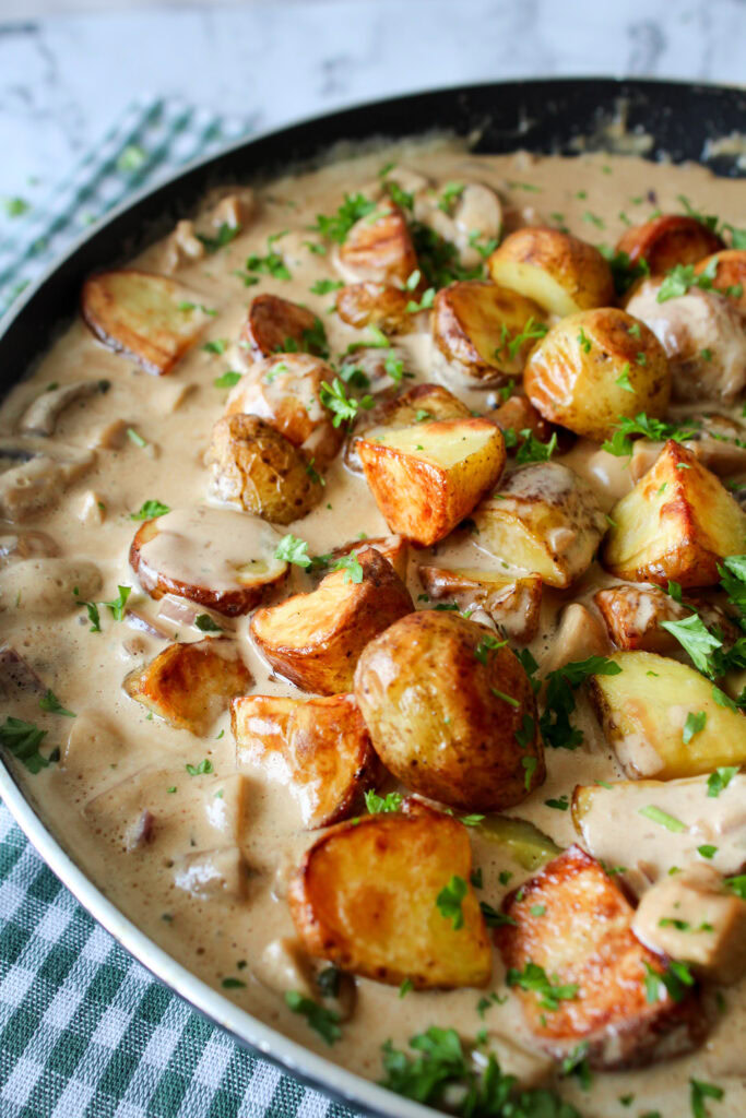 Ovnbagte Kartofler Og Kylling I En Champignonsauce