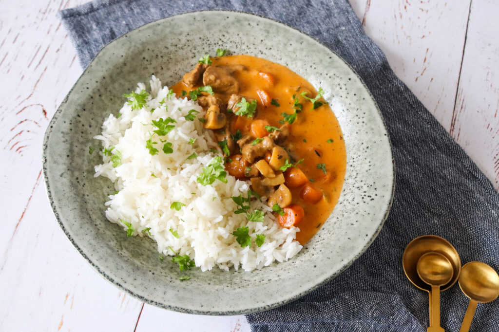 Gryderet Med Oksekød, Champignon, Tomat Og Karry