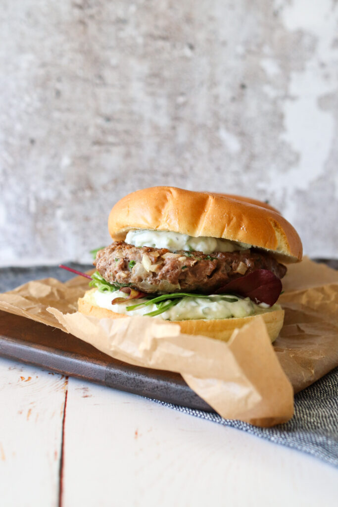 Græsk Inspireret Burger Med Krydret Oksekød Og Tzatziki