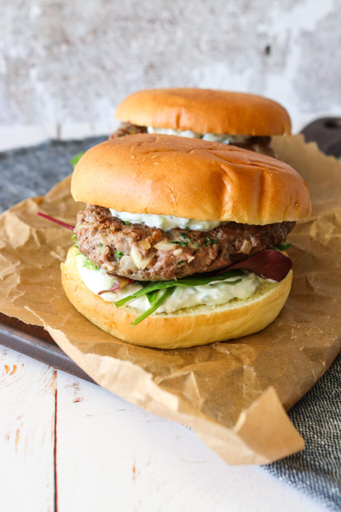 Græsk Inspireret Burger Med Krydret Oksekød Og Tzatziki