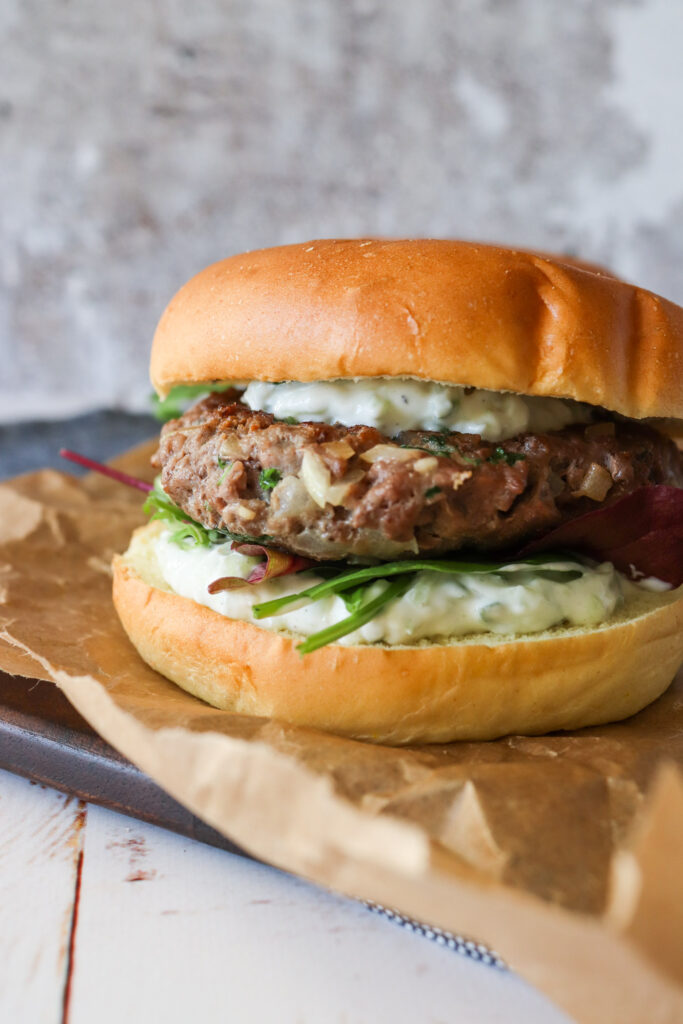 Græsk Inspireret Burger Med Krydret Oksekød Og Tzatziki