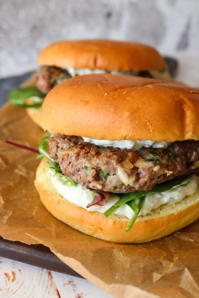 Græsk Inspireret Burger Med Krydret Oksekød Og Tzatziki