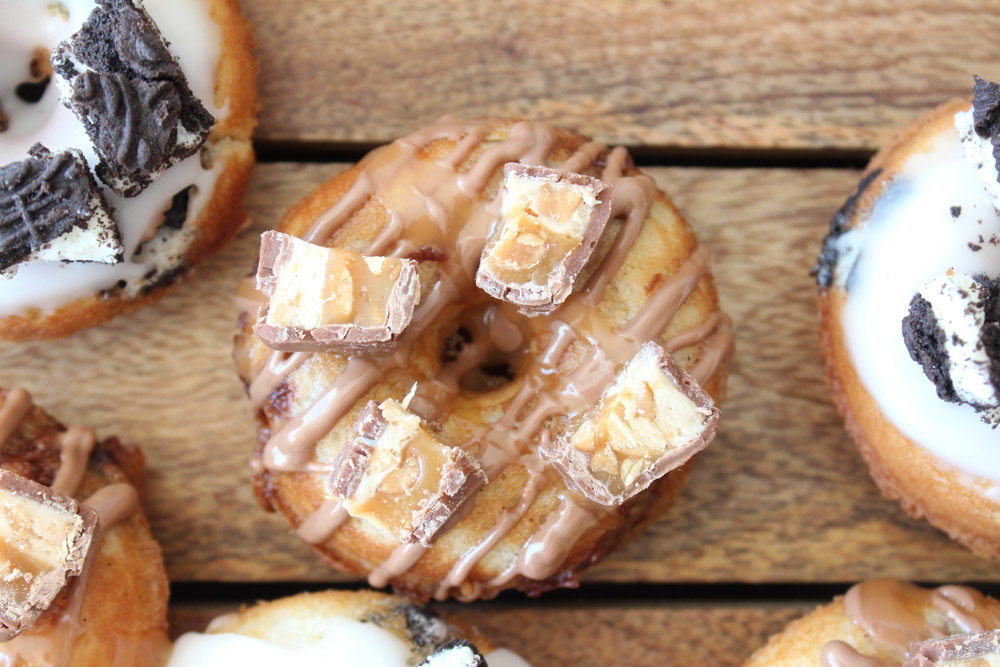 Vaniljekage Donuts Med Snickers Og Oreo