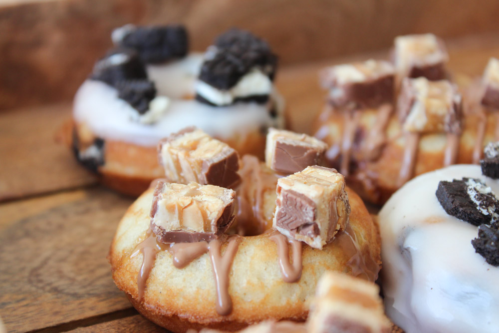 Vaniljekage Donuts Med Snickers Og Oreo