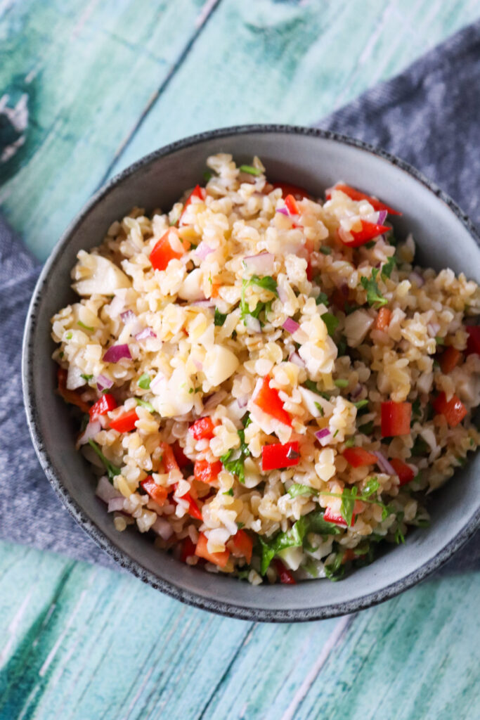 Bulgursalat - Hjemmelavet Bulgursalat Med Grøntsager Og Hvidløg