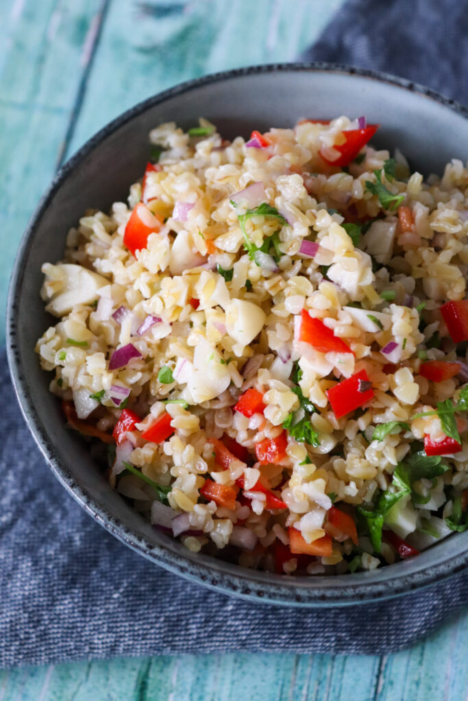 Bulgursalat - Hjemmelavet Bulgursalat Med Grøntsager Og Hvidløg