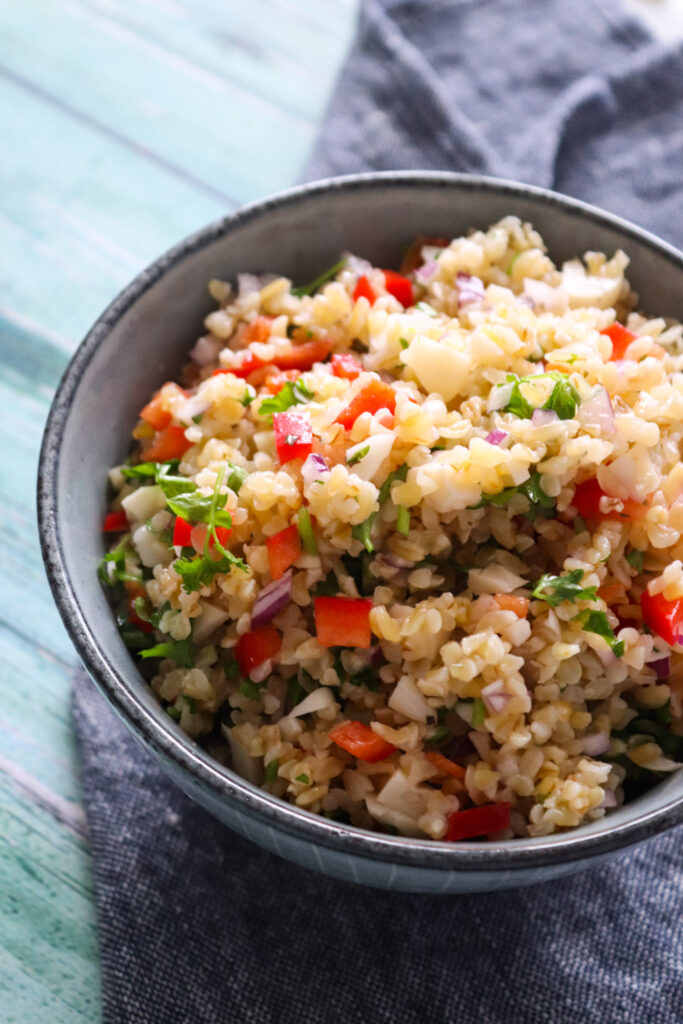 Bulgursalat - Hjemmelavet Bulgursalat Med Grøntsager Og Hvidløg