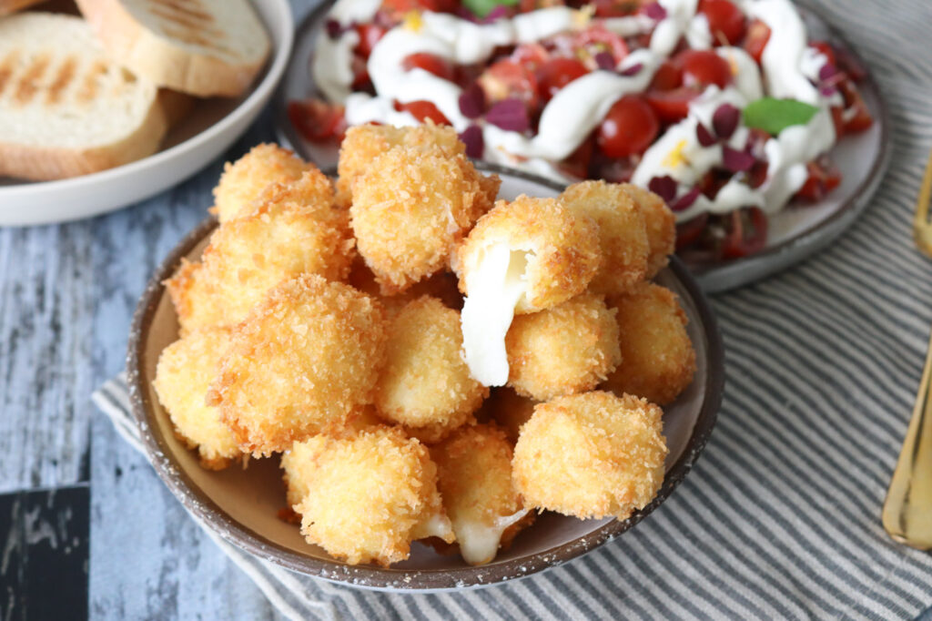 Friterede Mozzarellakugler - Sprøde Ostekugler