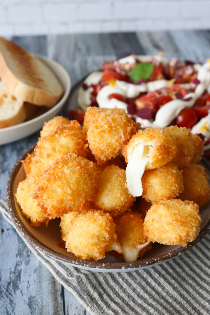 Friterede Mozzarellakugler - Sprøde Ostekugler