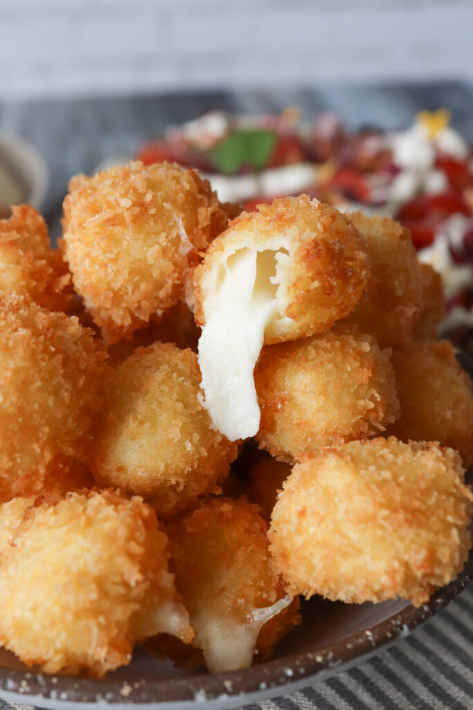Friterede Mozzarellakugler - Sprøde Ostekugler